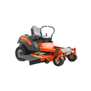 HUSQVARNA Z254F. Vista delantera izquierda del estudio de un cortacésped con asiento de giro cero Husqvarna Z254F con equipo de corte.