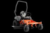 Vue de face d’une tondeuse frontale commerciale Husqvarna avec plateau de coupe.