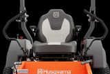 Vue de face d’un siège de tondeuse autoportée Husqvarna avec poignées de commande.