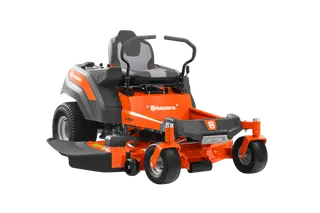 Giro Zero Husqvarna Z248F. Front three-quarter view of a Husqvarna zero-turn ride-on mower with cutting deck.