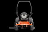 Vue de face d’une tondeuse frontale commerciale Husqvarna avec plateau de coupe.