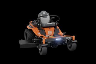 Vooraanzicht van een Husqvarna zitmaaier met LED-verlichting en een comfortabele stoel.