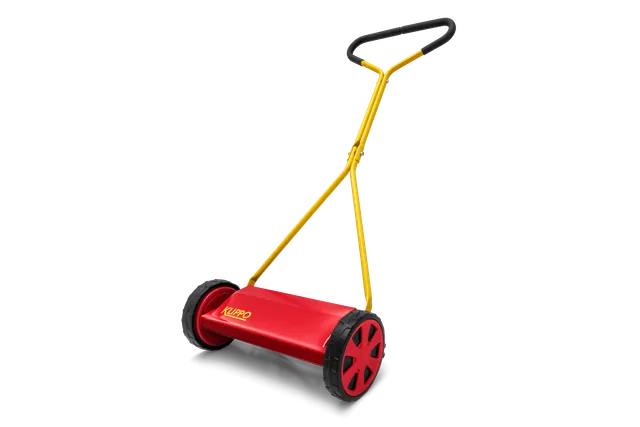 Vy från sidan av en manuell gräsklippare med gult handtag och röd kaross.