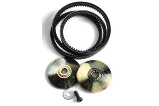 Ylhäältä näkymä hihnoista ja metallilevyistä ruuveilla, todennäköisesti koneiden komponentteja.