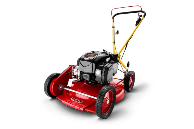 Set forfra af en plæneklipper med synlig motor og håndtag.