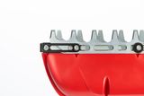 赤いプラスチックのベースにネジが付いた金属製のブレードアタッチメントのクローズアップ。