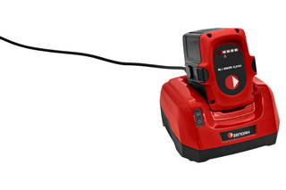 バッテリーが接続されたZenohバッテリー充電器の正面図。