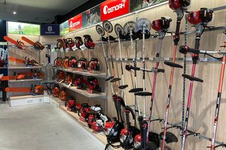 チェーンソーや刈払機など、さまざまな屋外用電動工具を店舗に展示しています。