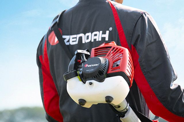 ジェノアのバックパックリーフブロワーで作業用ギアを着た人。