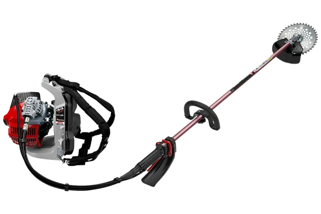 バックパックハーネスと円形の刃を備えた刈払機の側面図。