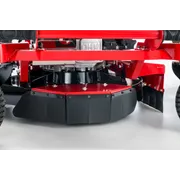 業務用フロントモアカッティングデッキのクローズアップビュー。