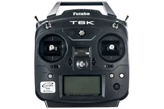 デュアルジョイスティックとデジタルディスプレイを備えたFutaba T6Kラジコンシステムの正面図。